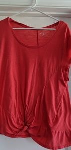 Short sleeve, knotted in the front